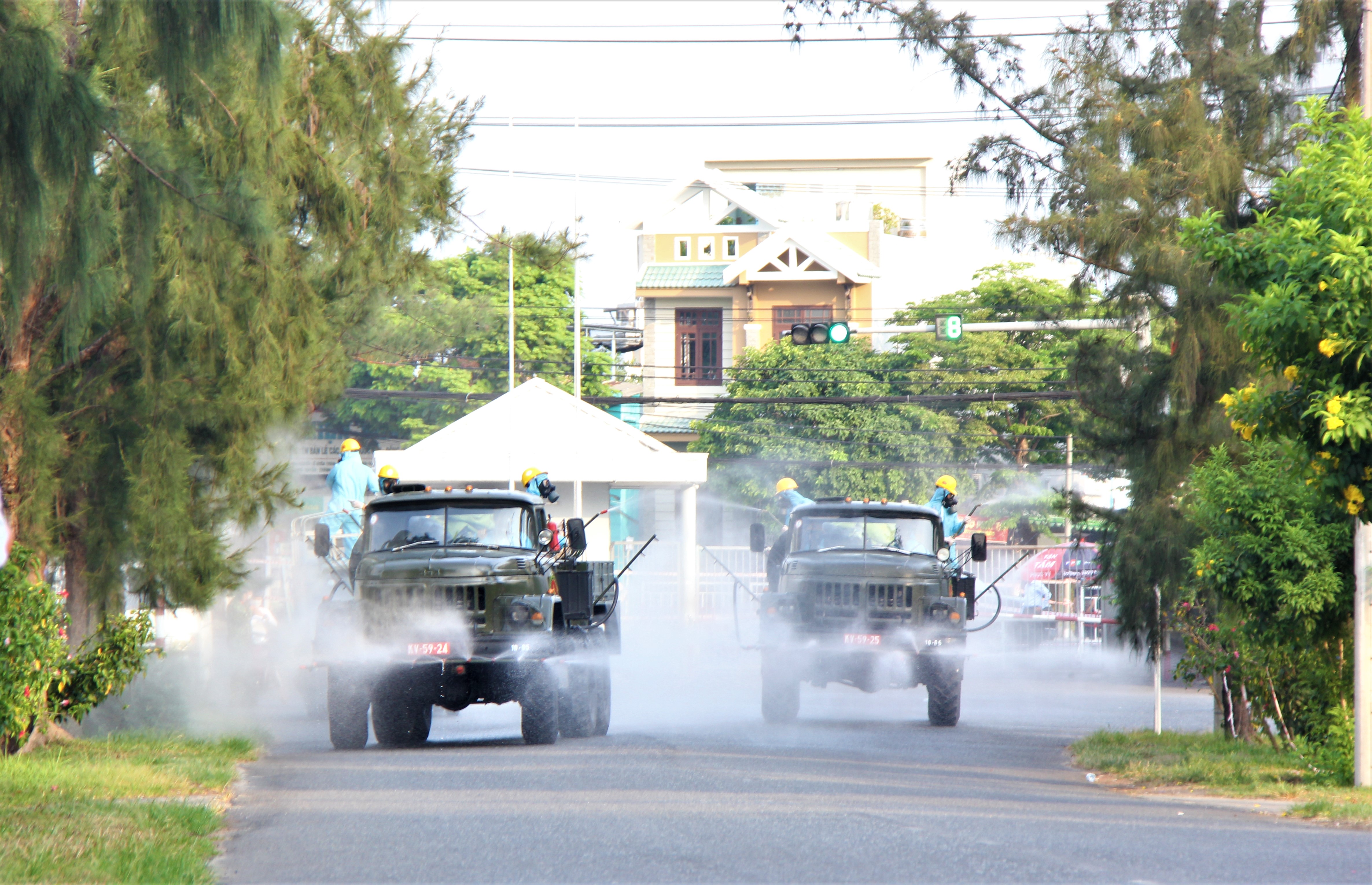 Bộ đội Quân khu 5 khử khuẩn tại Khu công nghiệp An Đồn 